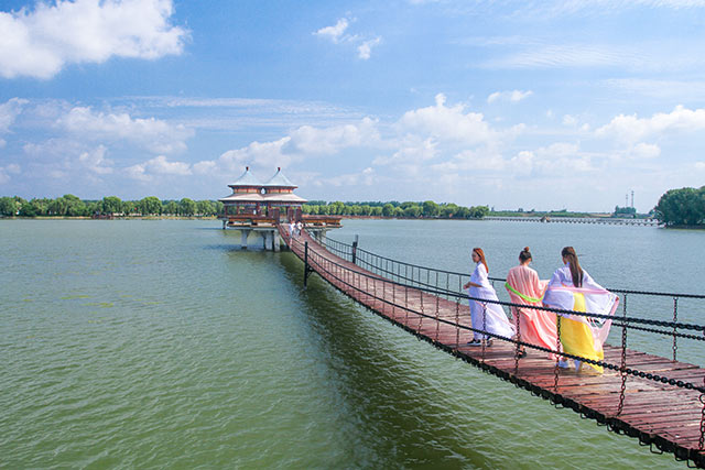 女神来了空降八里河点燃夏日激情